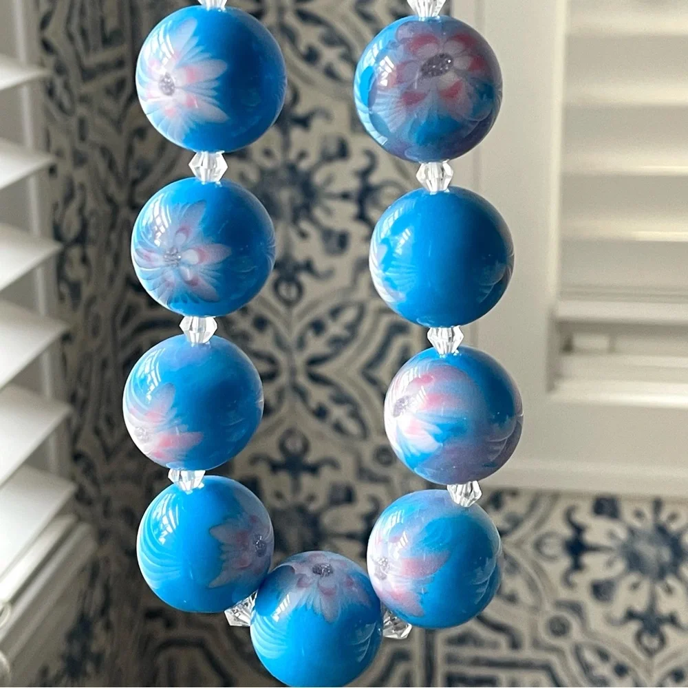 Vintage/style chunky graduated blue floral lucite? beaded necklace